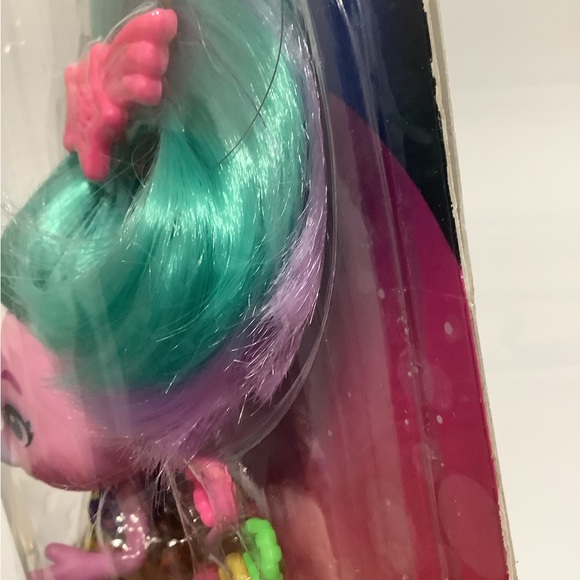 DreamWorks Trolls World Tour Glam Satin Fashion Doll with Accessories. NIB - Picture 4 of 7